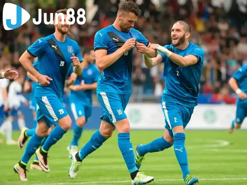 Kosovo tập trung vào phòng ngự phản công (Ảnh: ESPN) Kosovo tập trung vào phòng ngự phản công (Ảnh: ESPN)